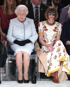 Елизавета II посетила модный показ Richard Quinn
